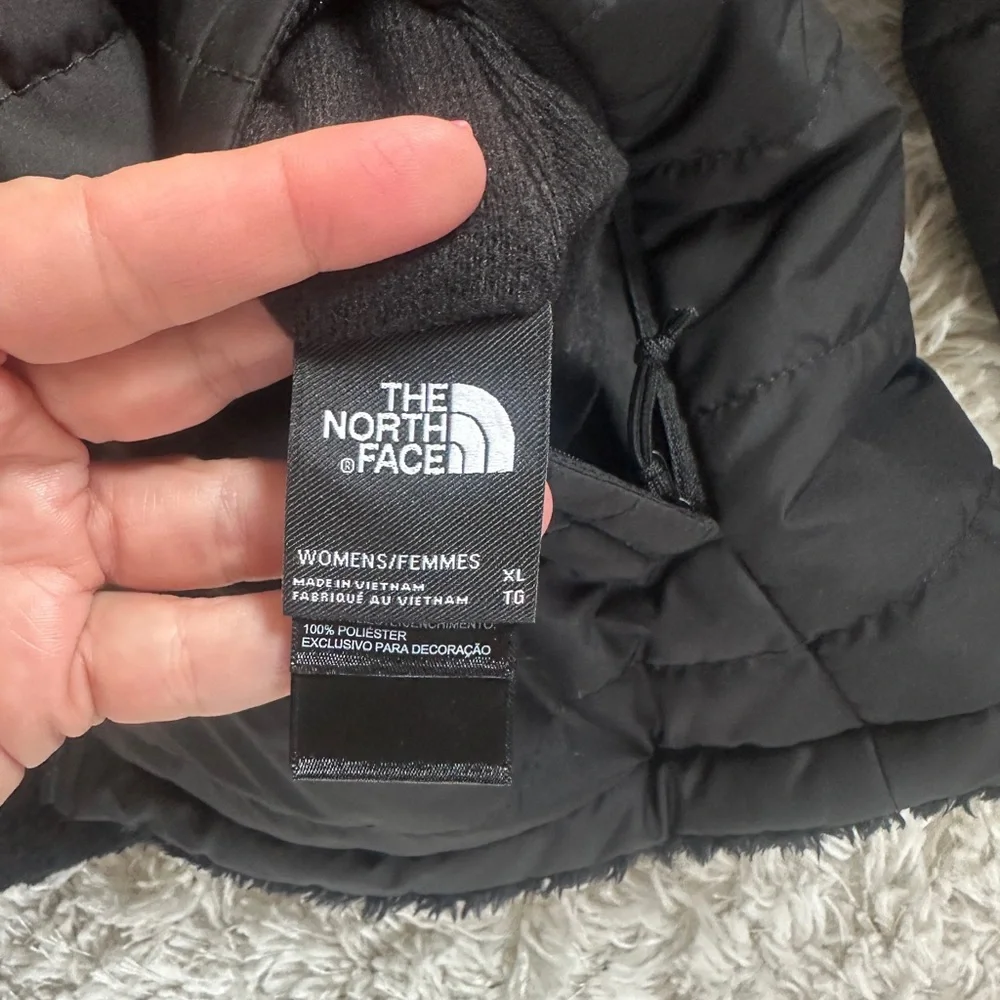 The North Face Women's Black Quilted Jacket - Picture 3 of 3